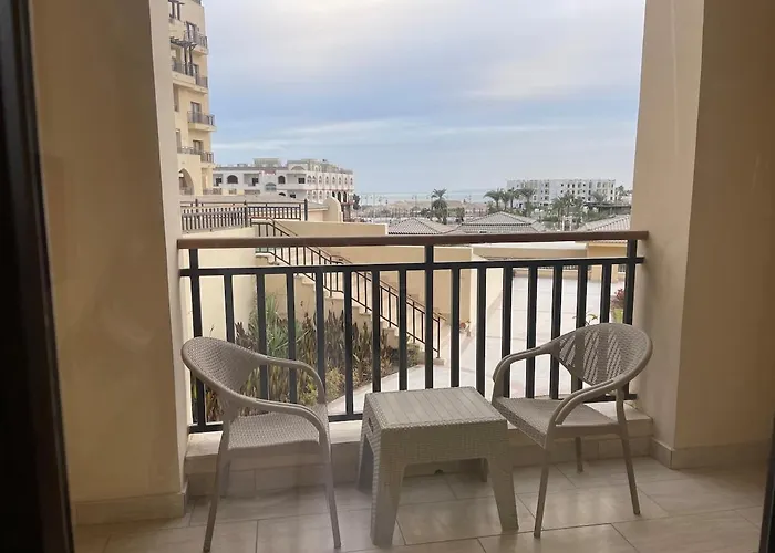 One Bedroom Sea View Apartment *